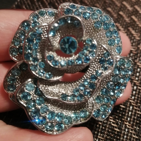 Jewelry - Elegant Vintage Blue Flower Brooch